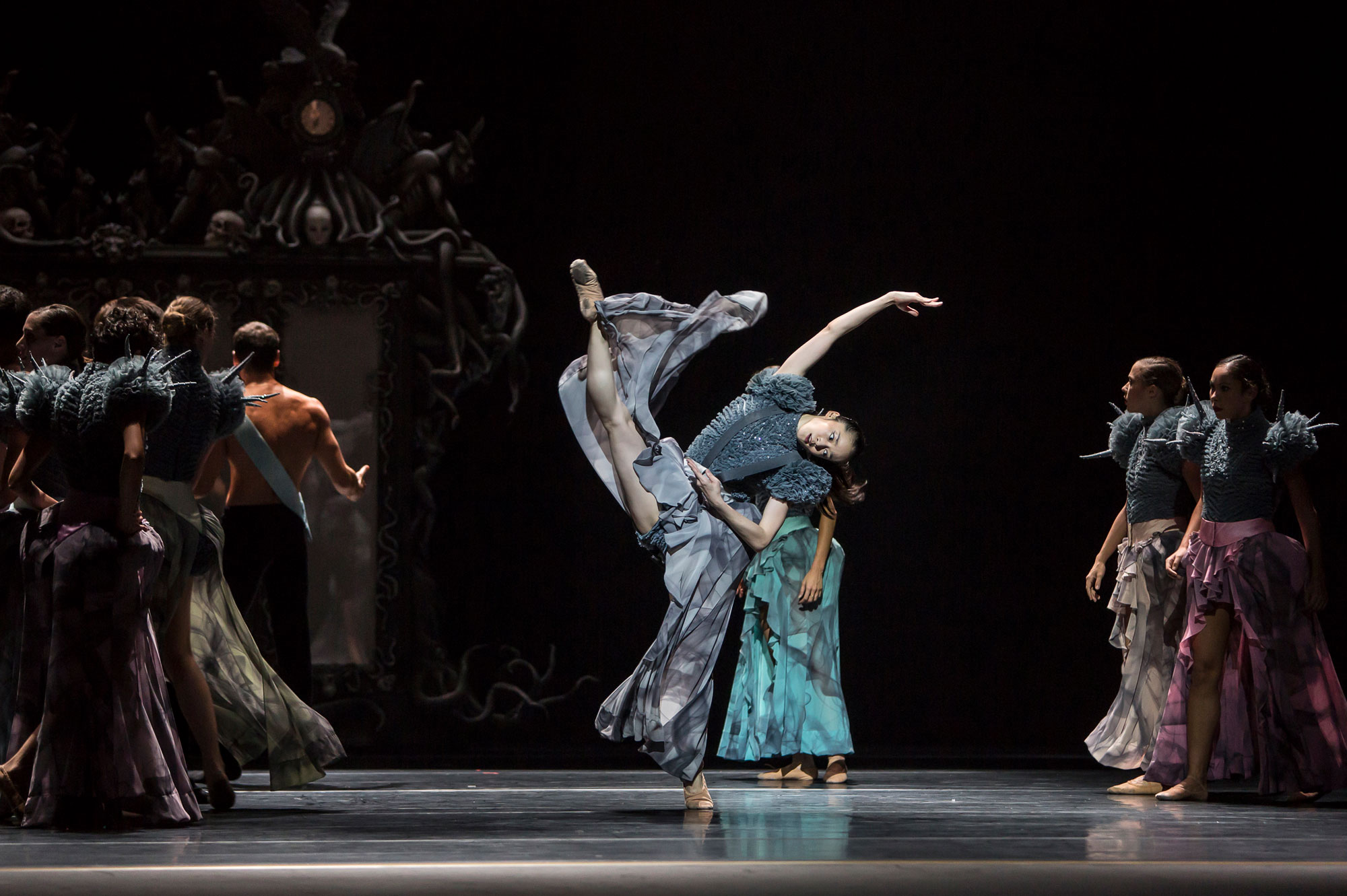 Ballet du Grand Théâtre de Genève, Casse-Noisette de Piotr Illitch Tchaïkovski, novembre 2014. Chorégraphie : Jeroen Verbruggen. Au centre : Sara Shigenari (Marie)