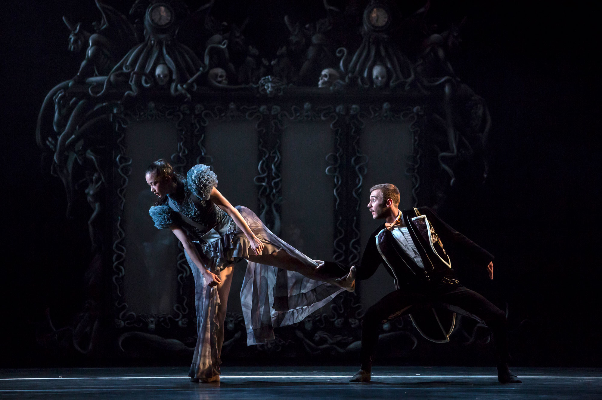 Ballet du Grand Théâtre de Genève, Casse-Noisette de Piotr Illitch Tchaïkovski, novembre 2014. Chorégraphie : Jeroen Verbruggen.  Sara Shigenari (Marie) et Geoffrey Van Dyck (Drosselmeier)