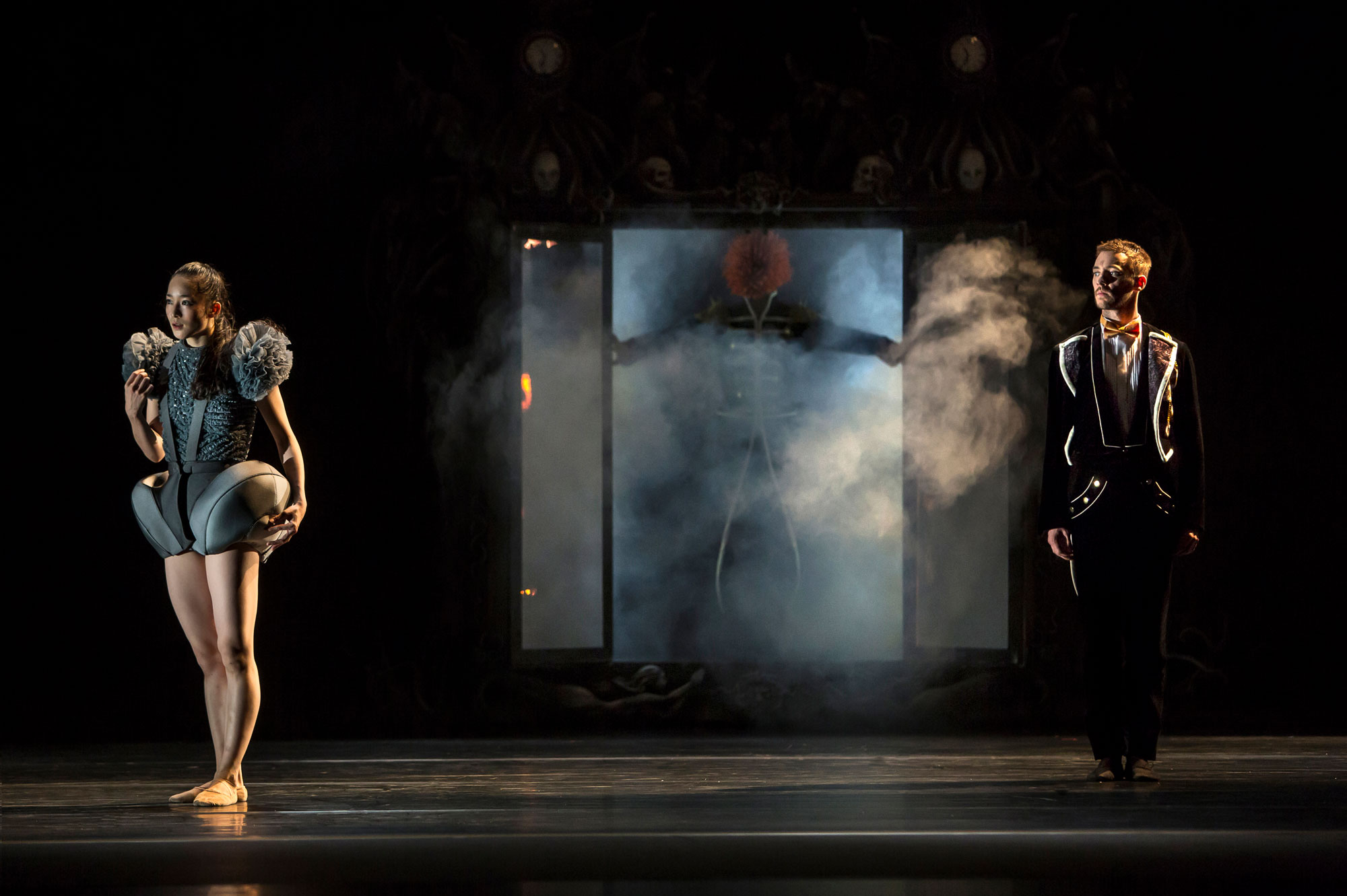 Ballet du Grand Théâtre de Genève, Casse-Noisette de Piotr Illitch Tchaïkovski, novembre 2014. Chorégraphie : Jeroen Verbruggen.  Sara Shigenari (Marie) et Geoffrey Van Dyck (Drosselmeier)