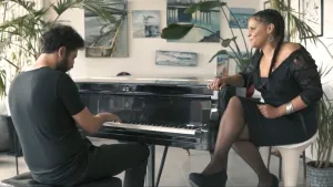 Kaddy & Antoine Bouchaud autour d'un piano.