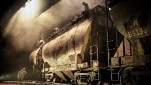 Décor du spectacles Monarques, train de marchandises sur la scène