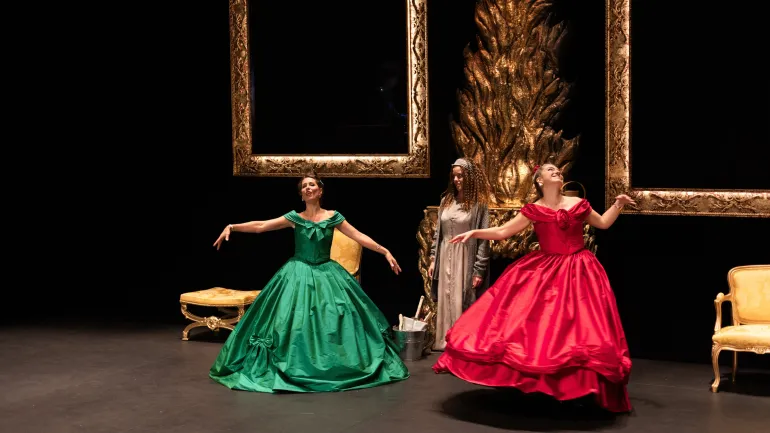 Les deux soeurs de Cendrillon portant de belles robes et Cendrillon qui les regarde