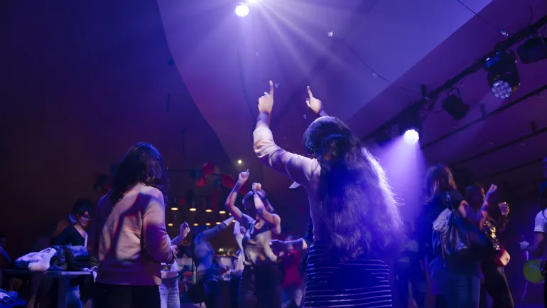 Personnes qui dansent au Fitz