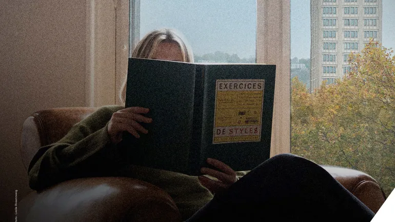 Affiche officielle du festival Le Goût des Autres 2026, une jeune fille lit devant la fenêtre de son appartement.