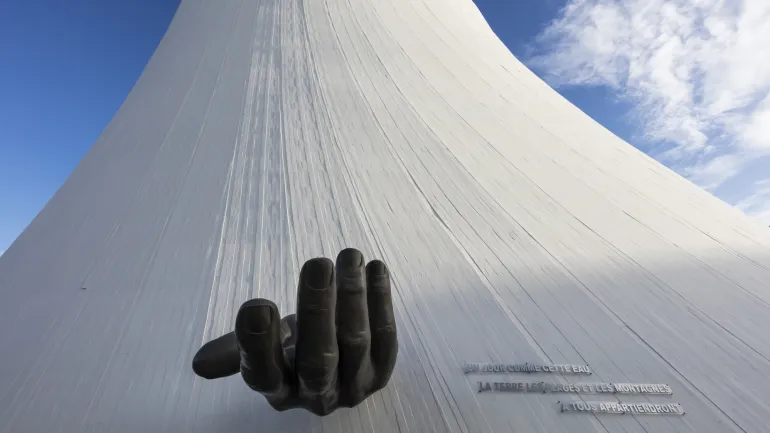 Le bâtiment du Volcan vu de l'extérieur, ciel bleu.