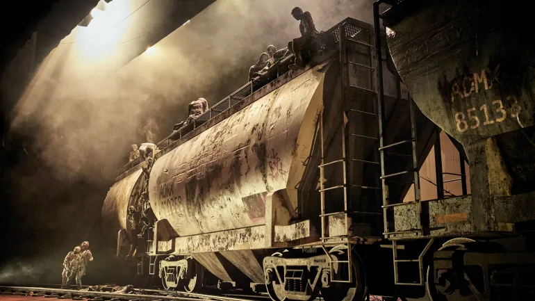 Décor du spectacles Monarques, train de marchandises sur la scène