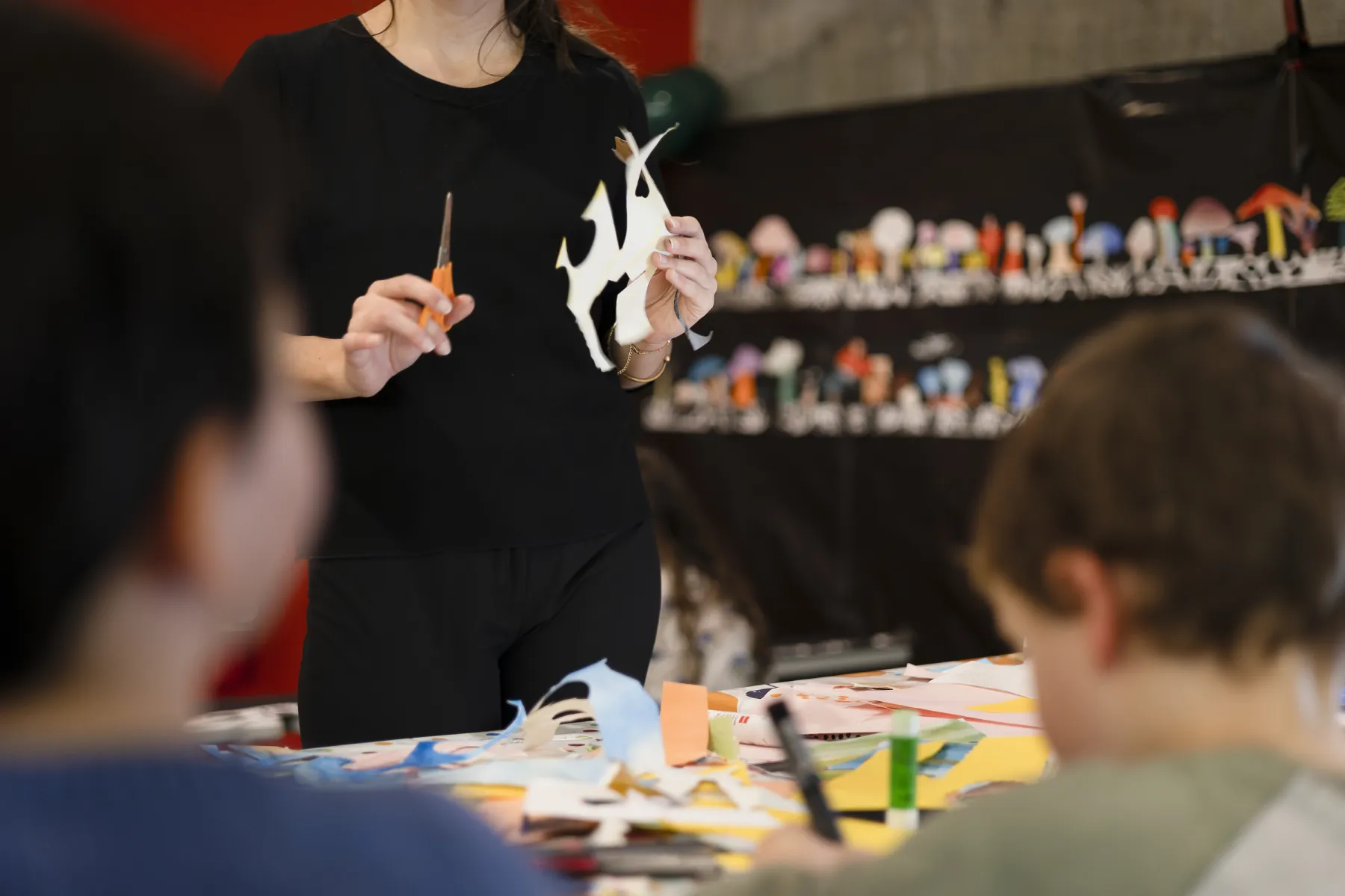 © Arnaud Bertereau Photo d'un atelier découpage avec des enfants