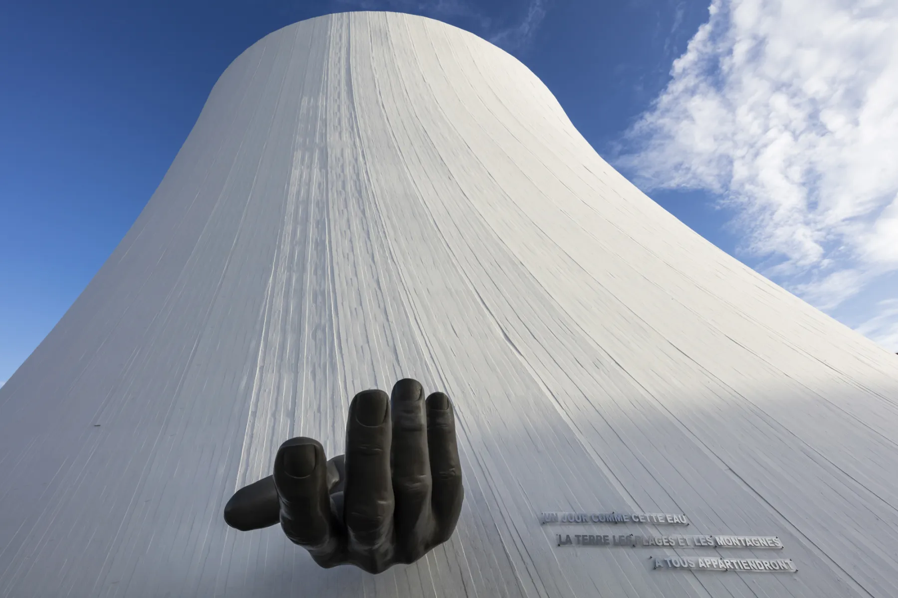 © Arnaud Bertereau Le bâtiment du Volcan vu de l'extérieur, ciel bleu.