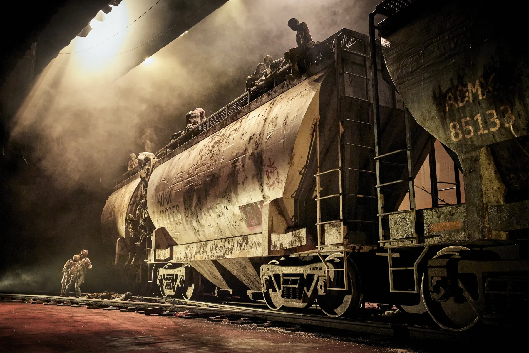 Décor du spectacles Monarques, train de marchandises sur la scène