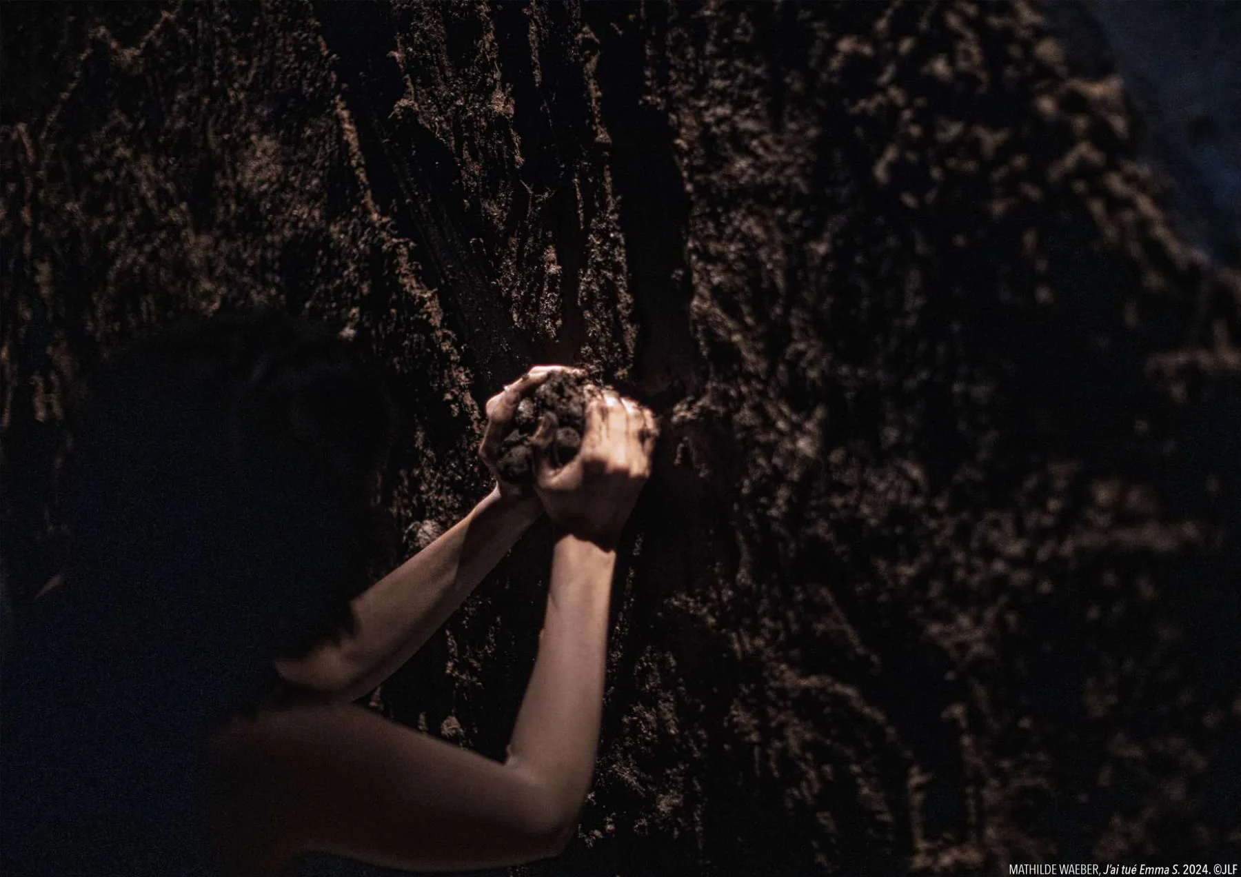 Photo du spectacle J'ai tué Emma S., montrant des mains de femme récolter de la terre