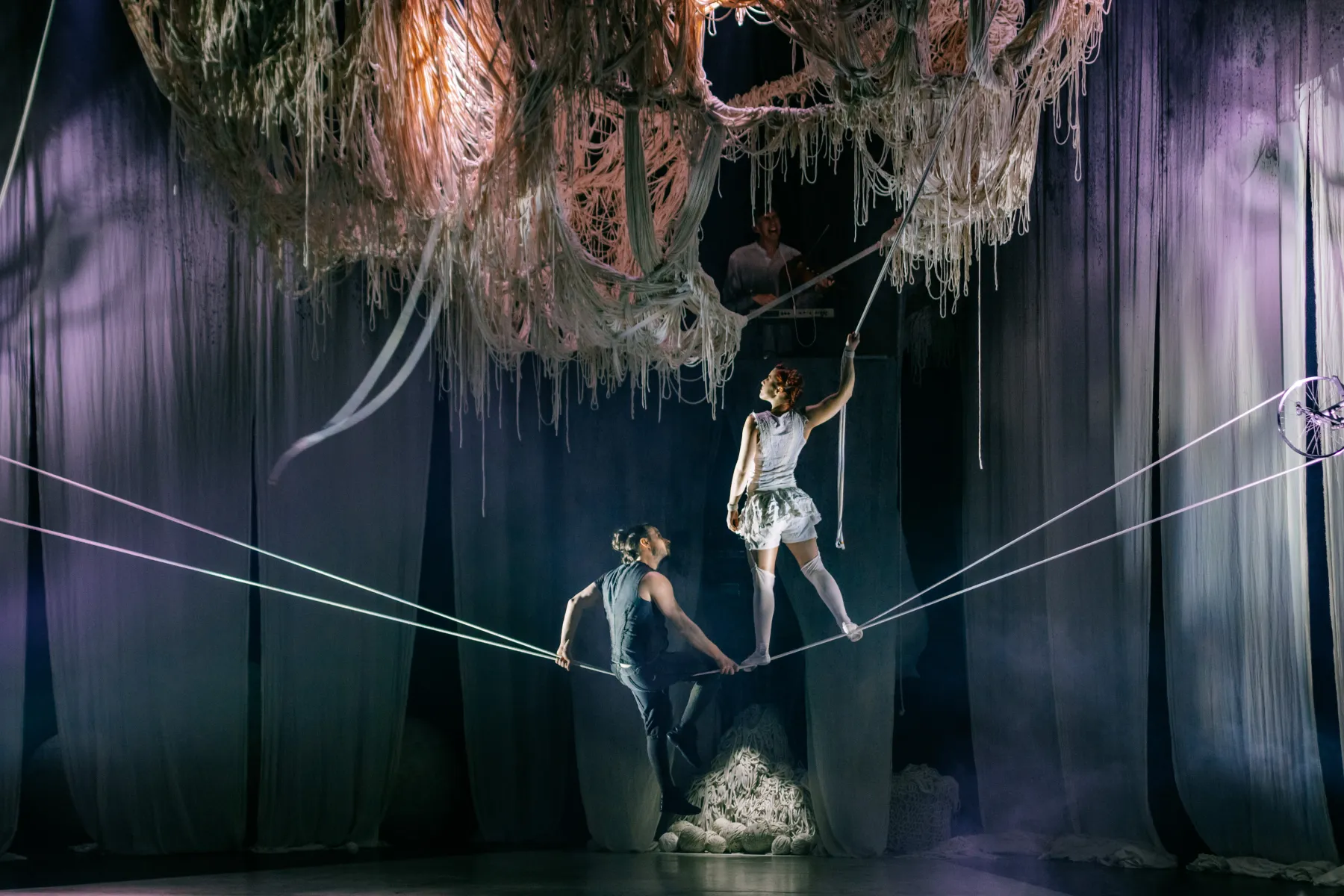 Photo des acrobates de Knitting Peace