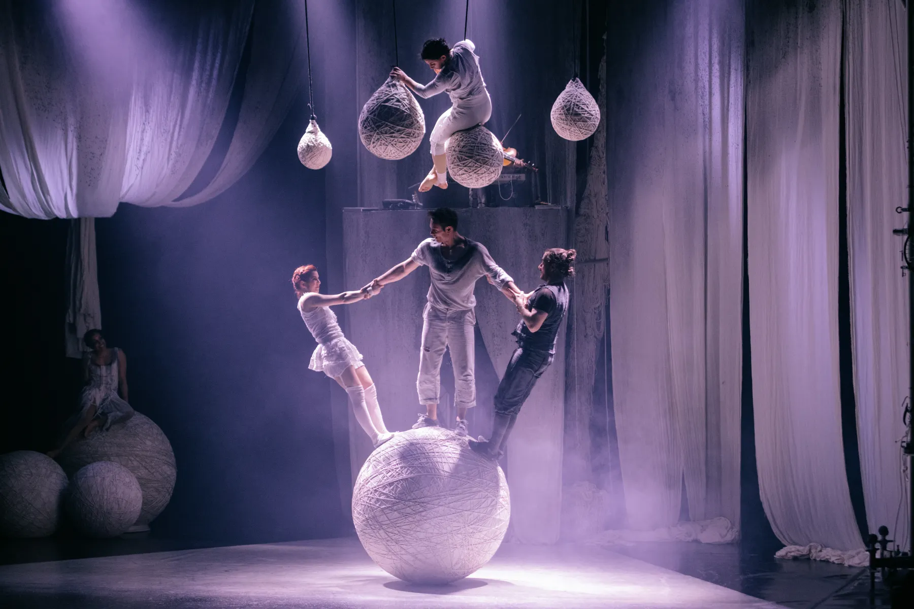 Photo des acrobates de Knitting Peace