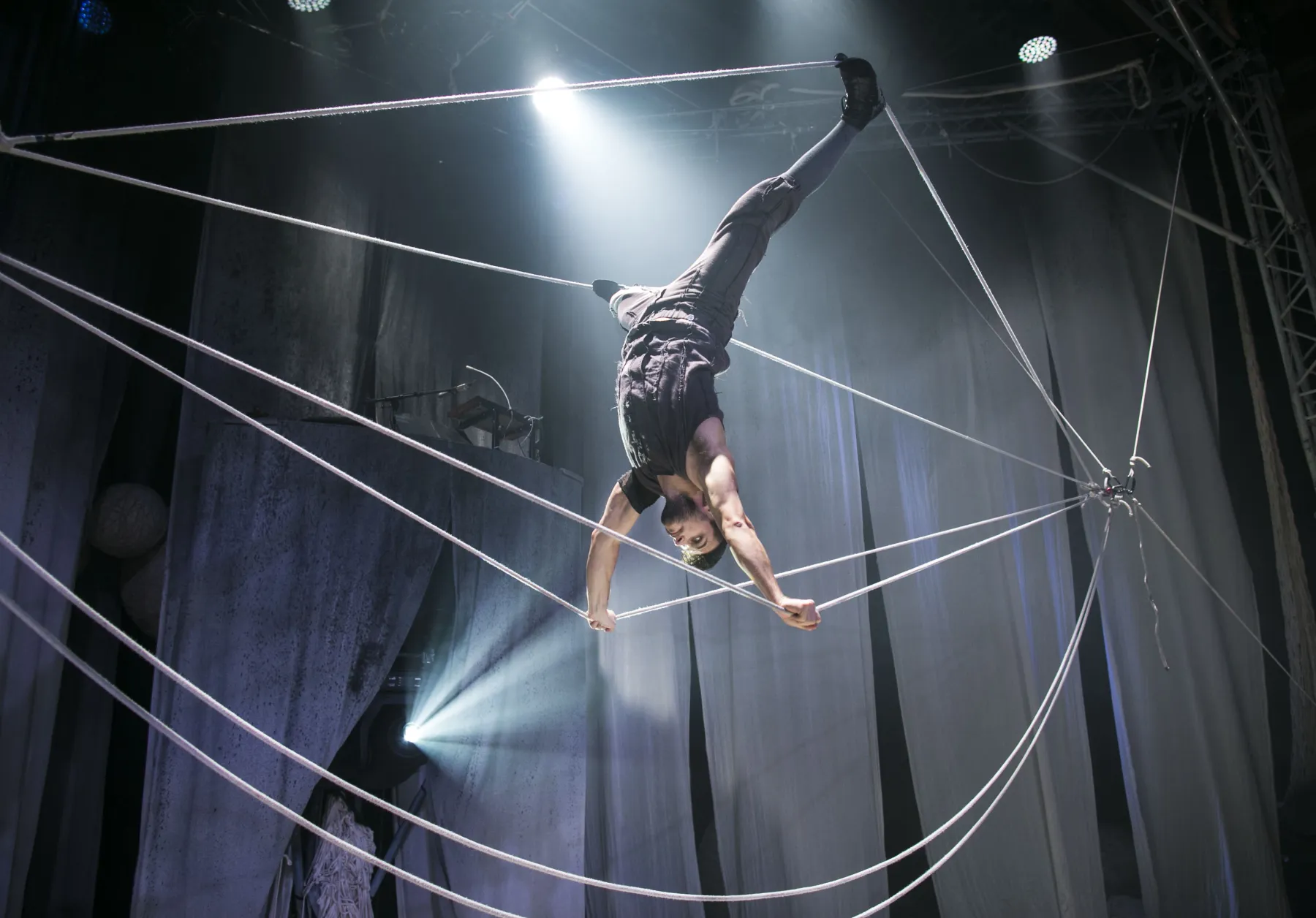 Photo des acrobates de Knitting Peace