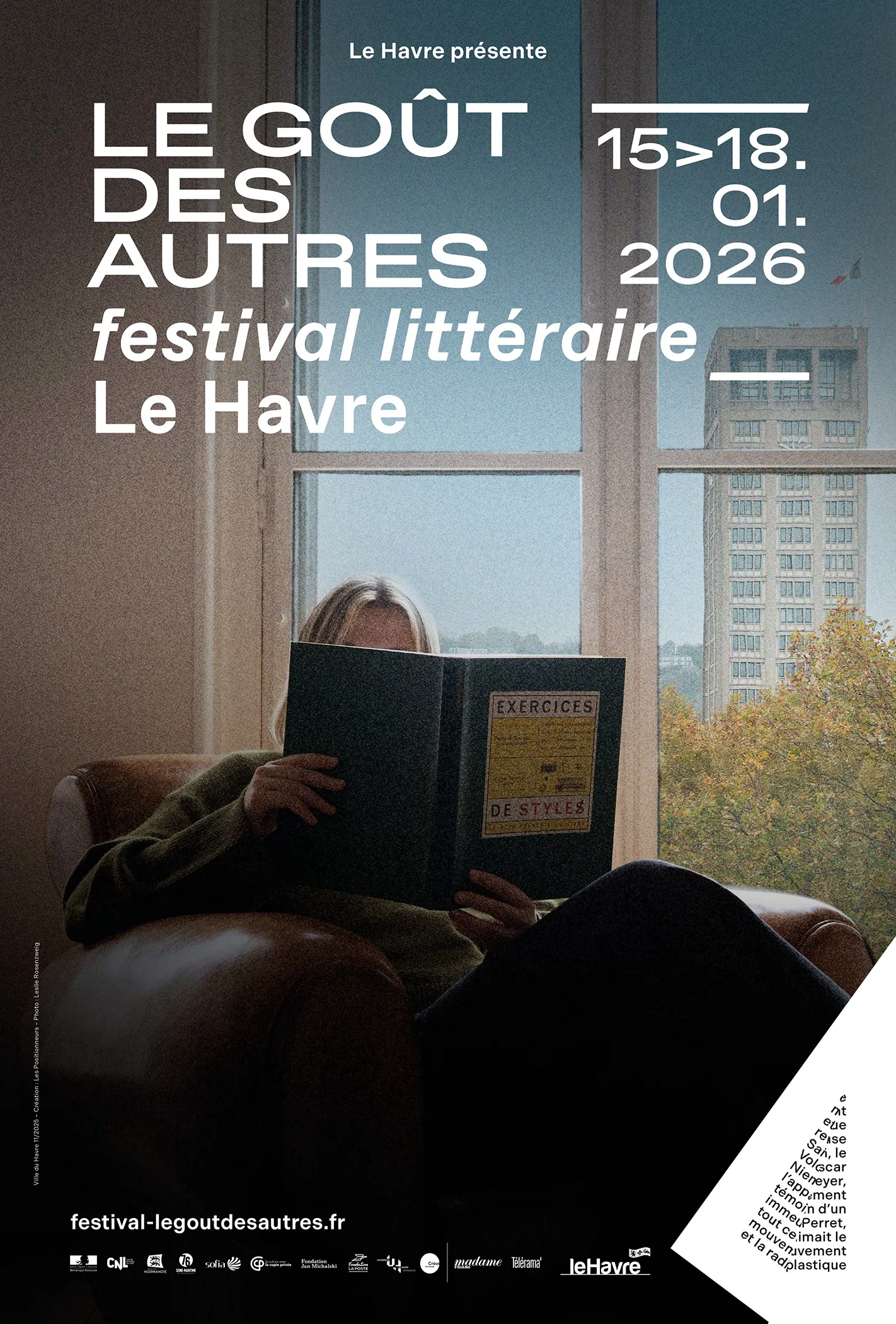 Affiche officielle du festival Le Goût des Autres 2026, une jeune fille lit devant la fenêtre de son appartement.