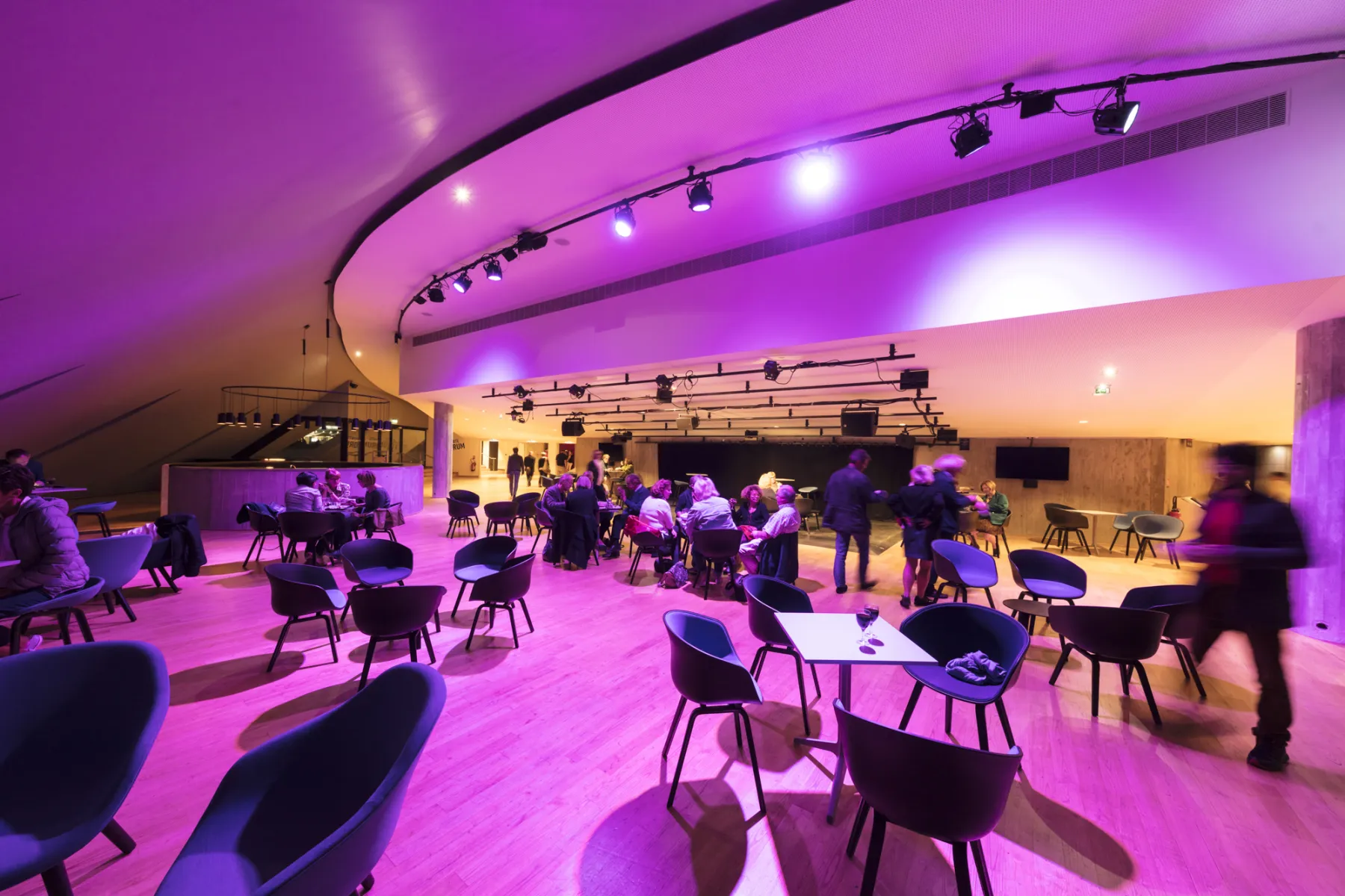 Le Fitz, espace bar du Volcan, chaises et tables, lumières d'ambiance.